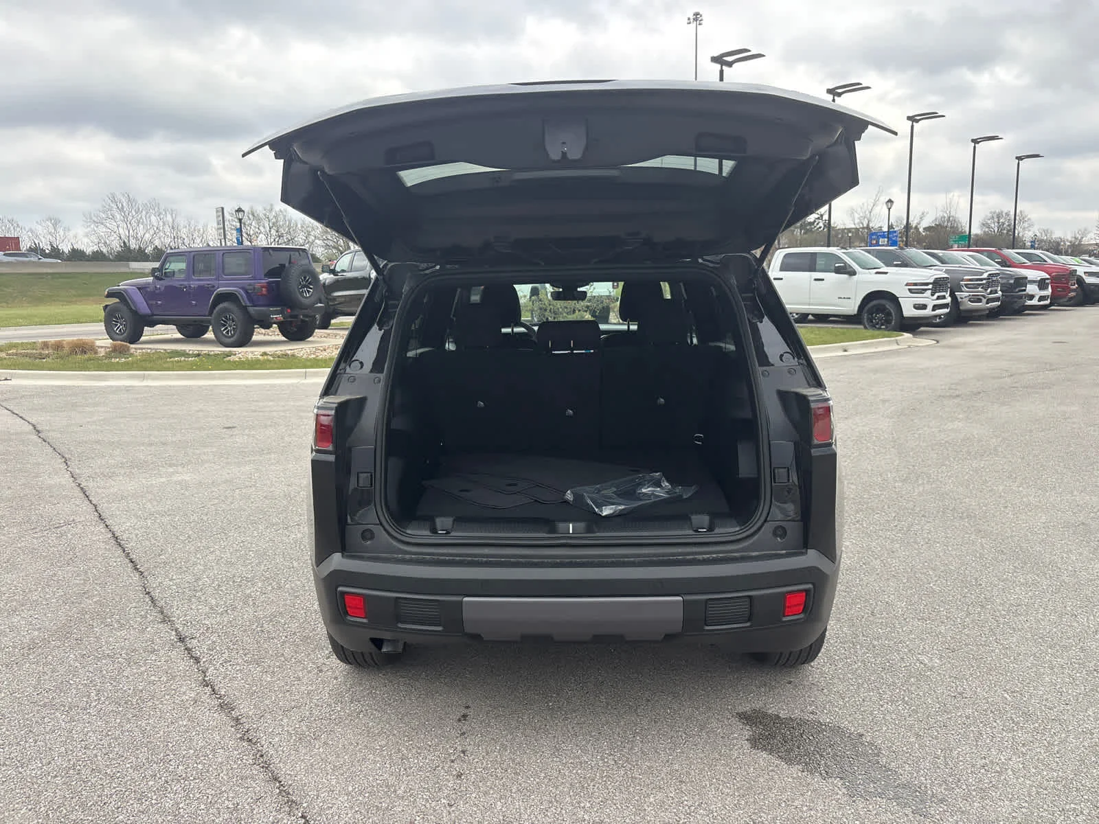 New 2026 Diamond Black Crystal Pearlcoat Jeep Laredo image 11