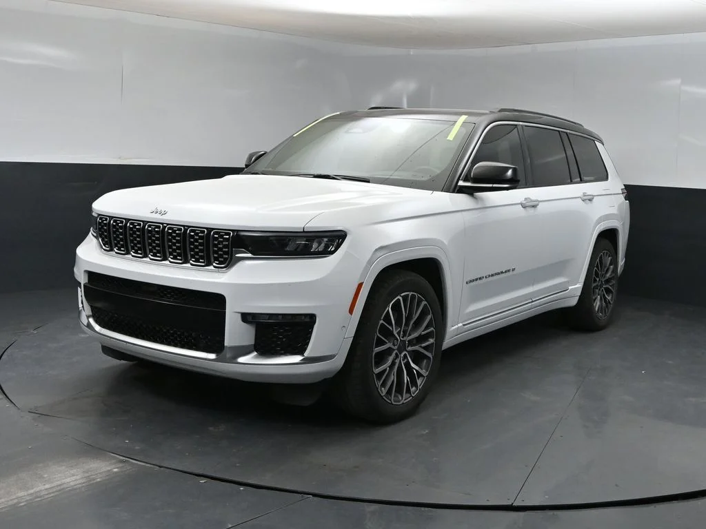 Used 2024 White Jeep Summit image 5