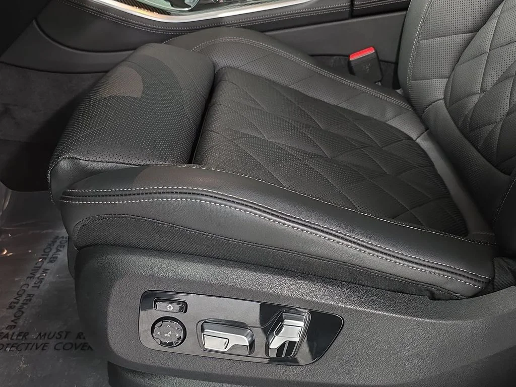 Used 2025 Gray BMW M60i image 24