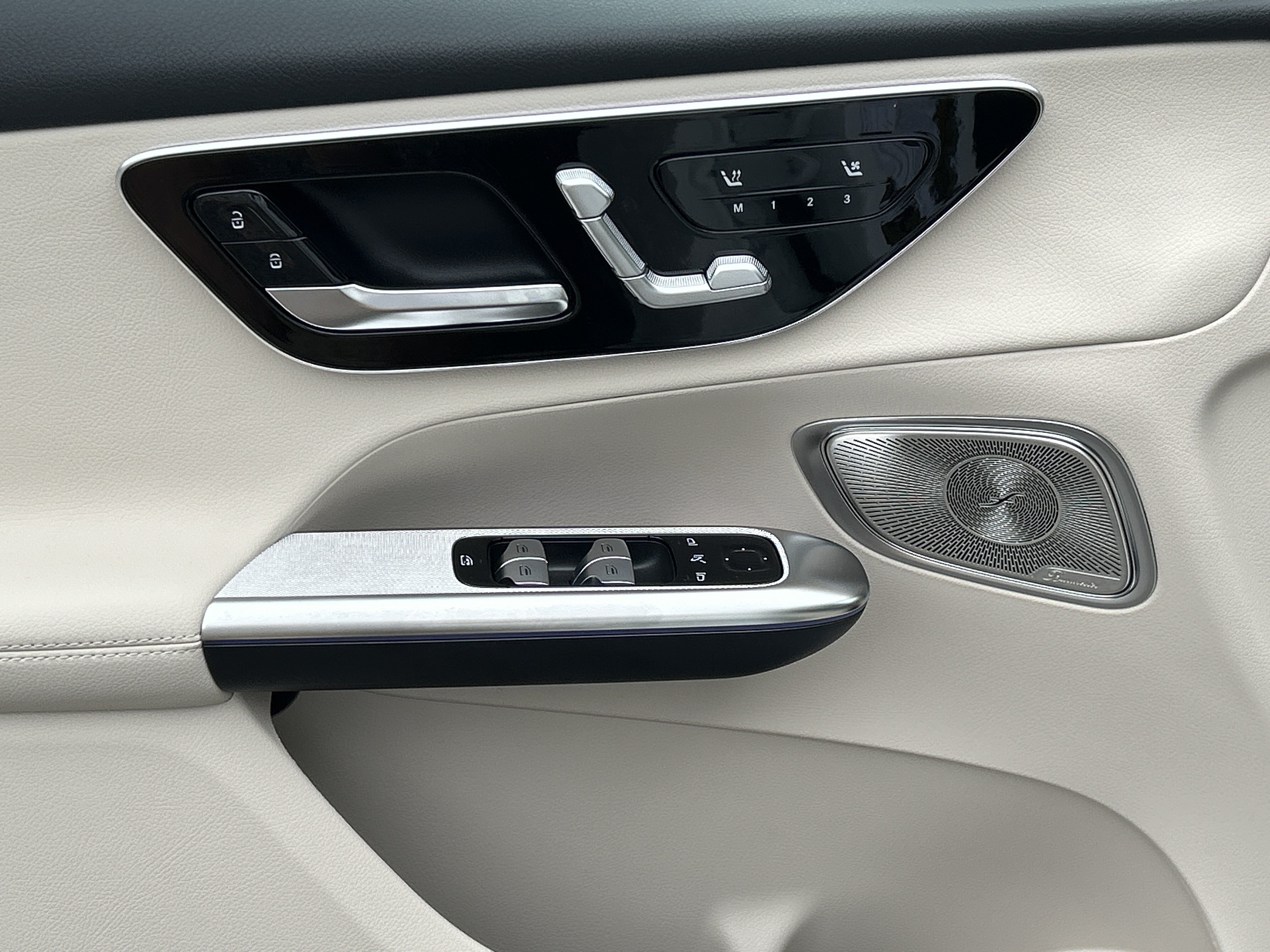 New 2026 MANUFAKTUR Moonlight White Metallic Mercedes-Benz GLC 300 4MATIC® Coupe image 18