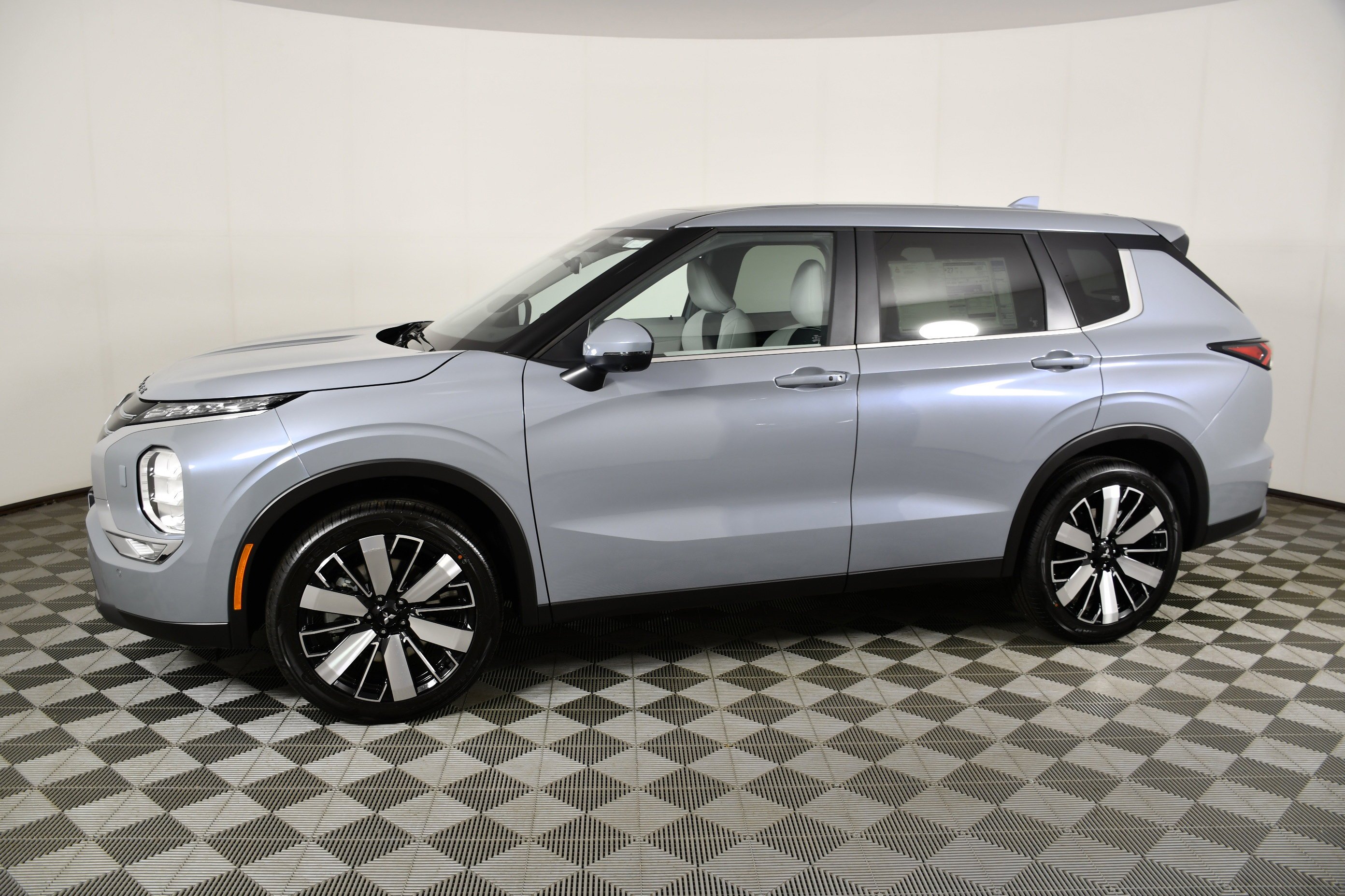 New 2026 Moonstone Gray Metallic Mitsubishi SE image 9