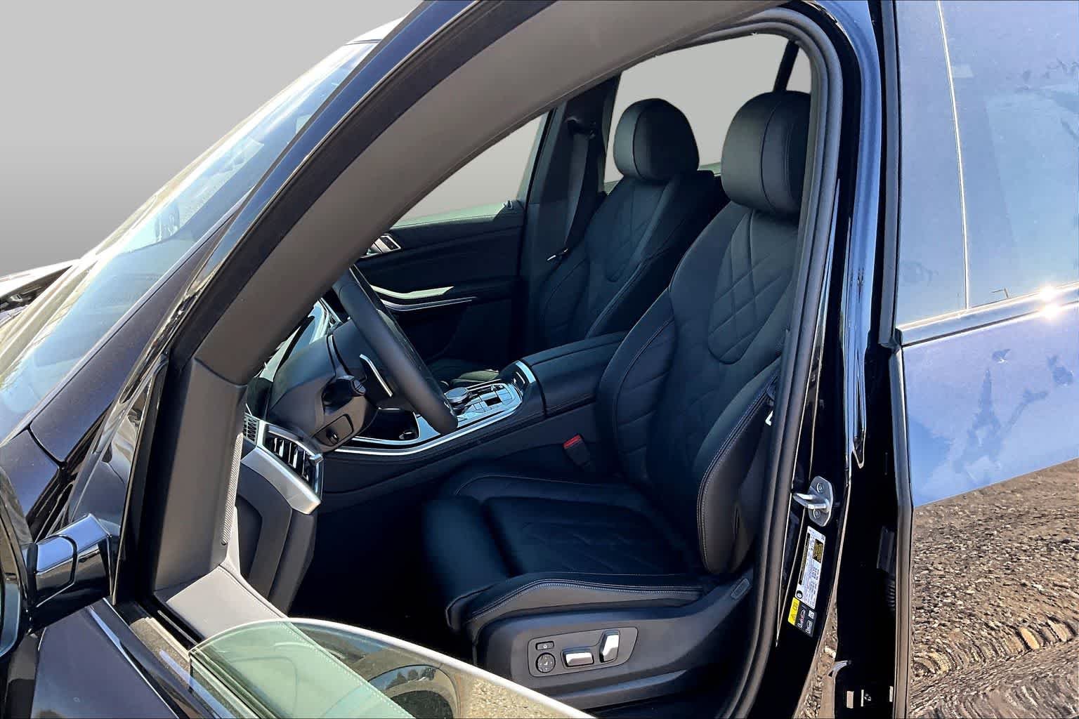 New 2026 Carbon Black Metallic BMW xDrive50e image 9