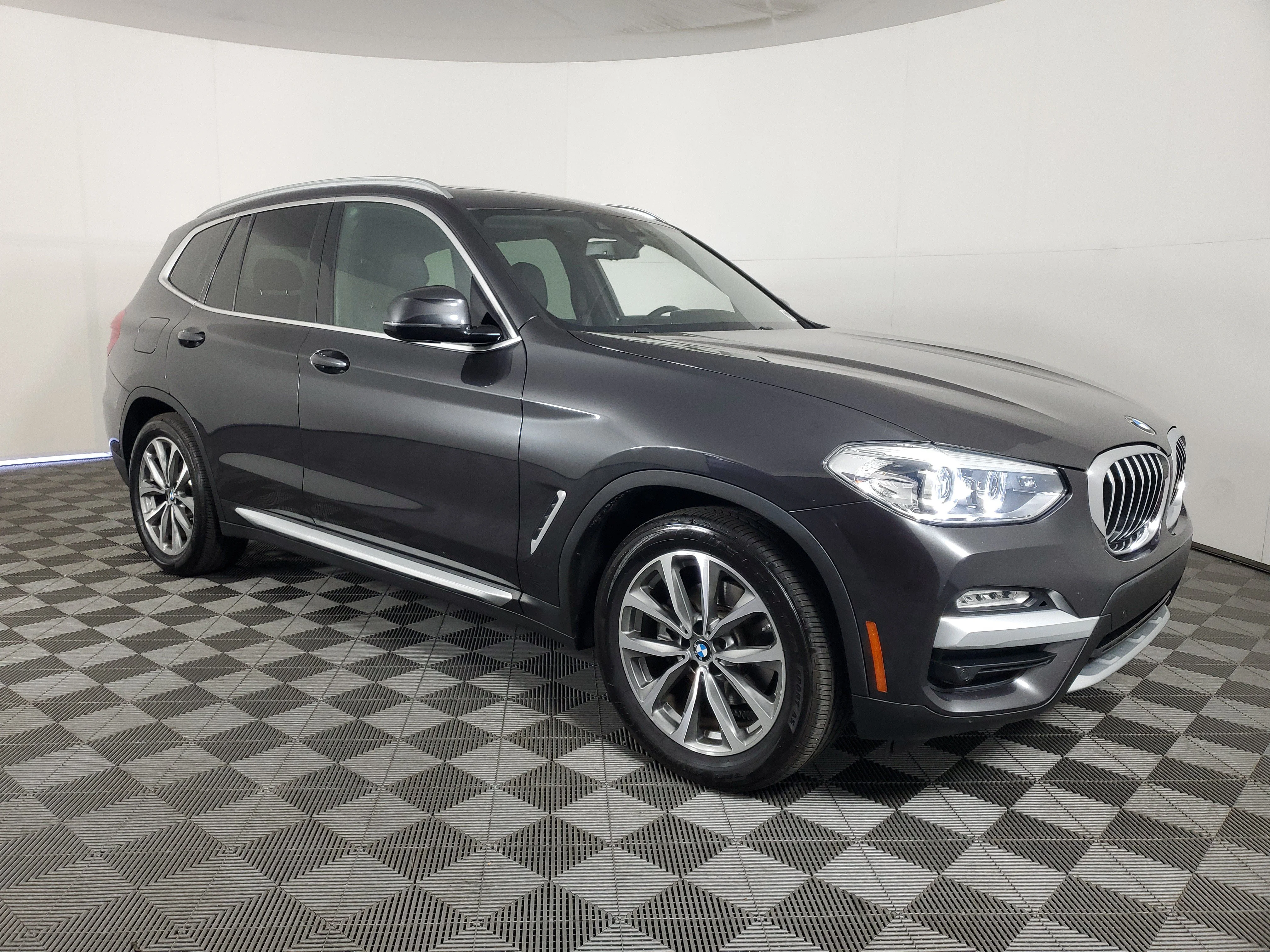 Used 2019 Dark Graphite Metallic BMW sDrive30i image 2