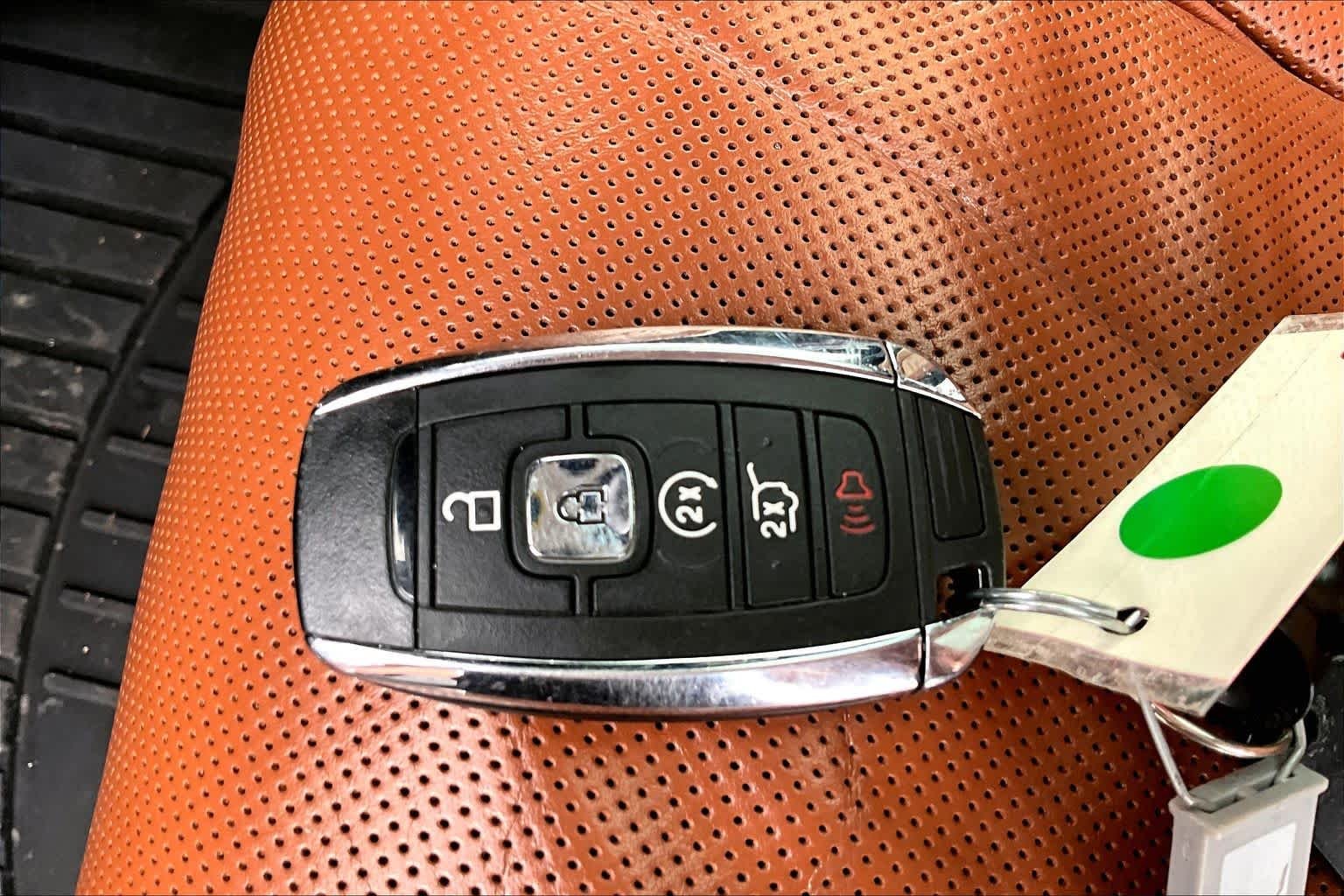 Used 2018 White Platinum Metallic Tri-Coat Lincoln Reserve image 15