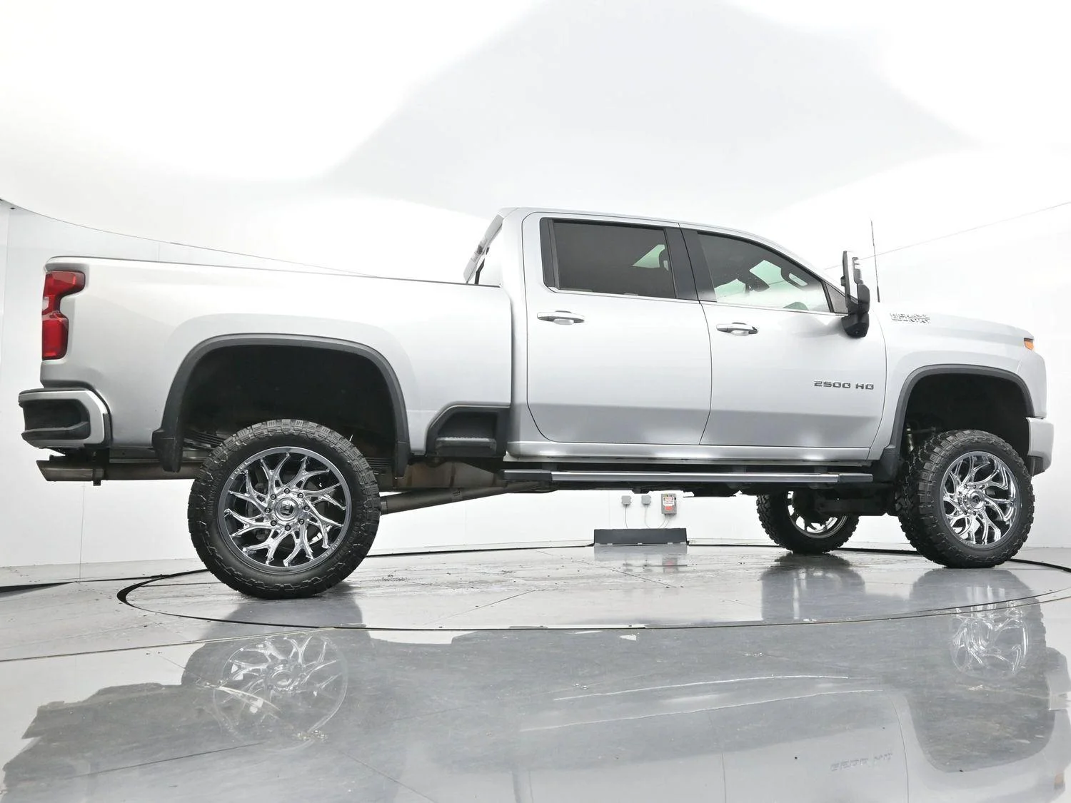 Used 2020 Silver Ice Metallic Chevrolet High Country image 53