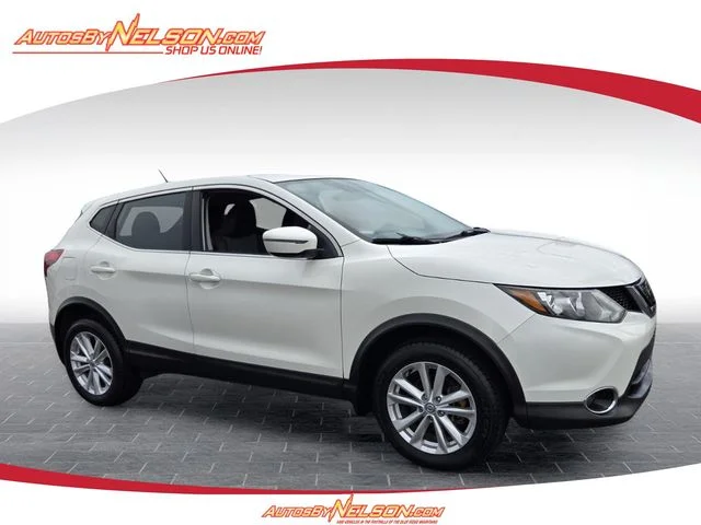 Used 2018 White Nissan  image 1