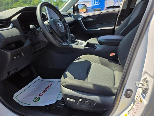 2025 Toyota RAV4 XLE - Photo 10