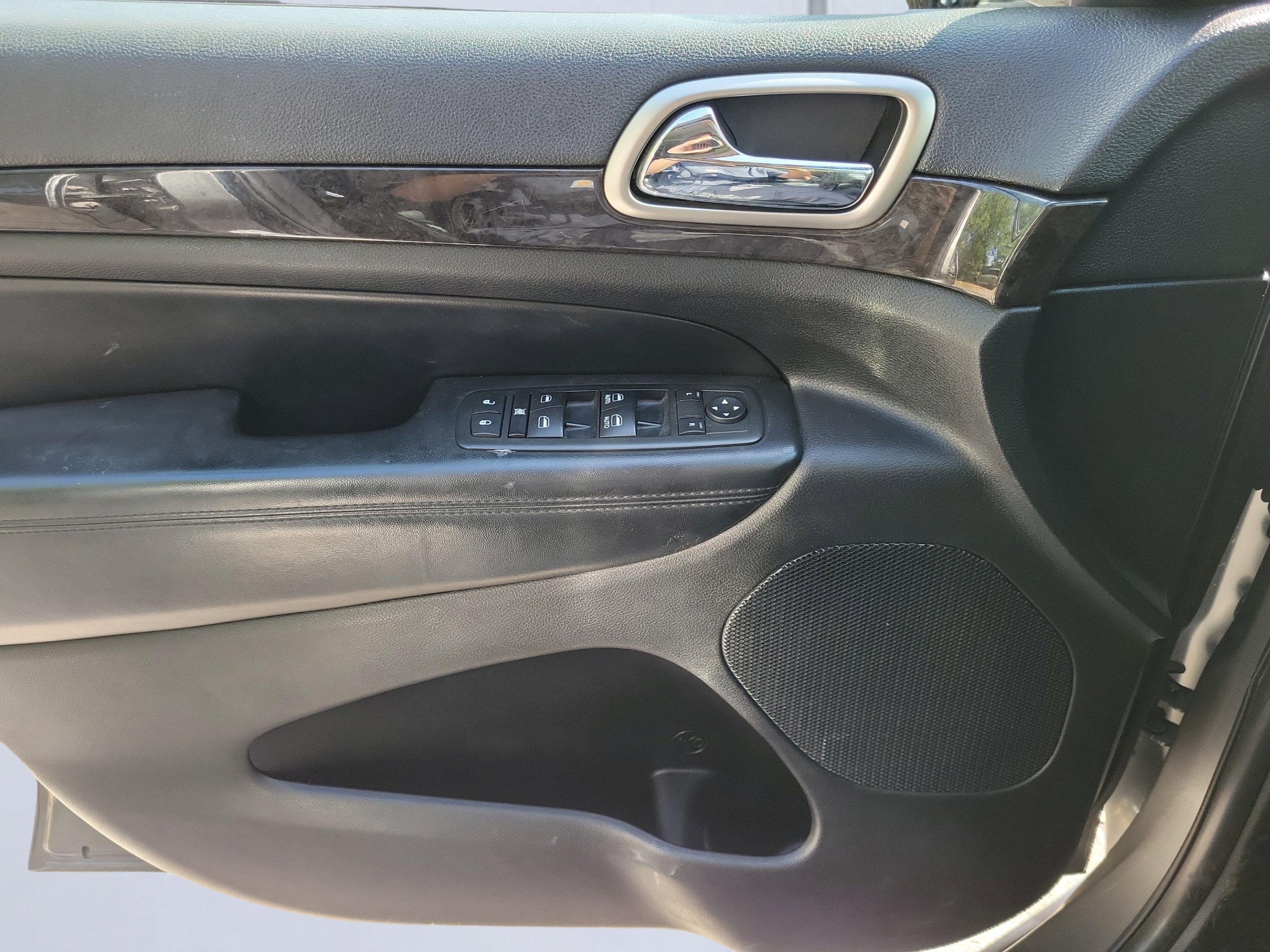 Used 2012 Mineral Gray Metallic Clearcoat Jeep Laredo image 25