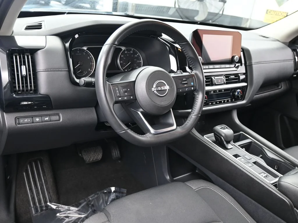 2025 Nissan Pathfinder SV - Photo 14