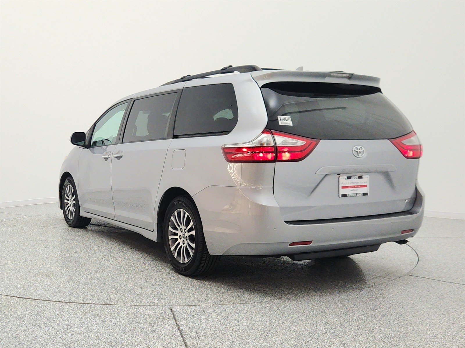 Used 2018 Silver Sky Metallic Toyota XLE Premium image 7