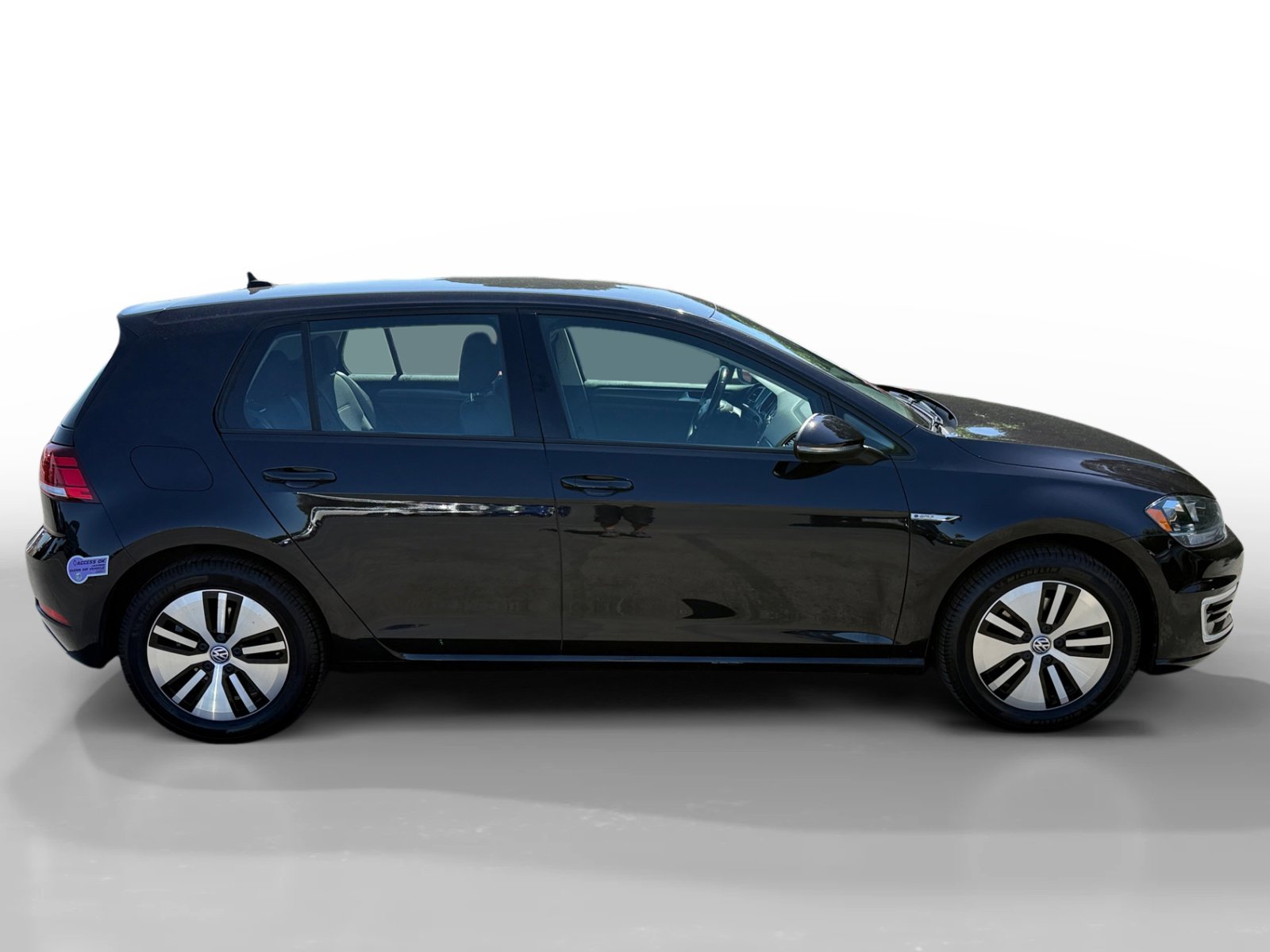 Used 2019 Deep Black Volkswagen SE image 6