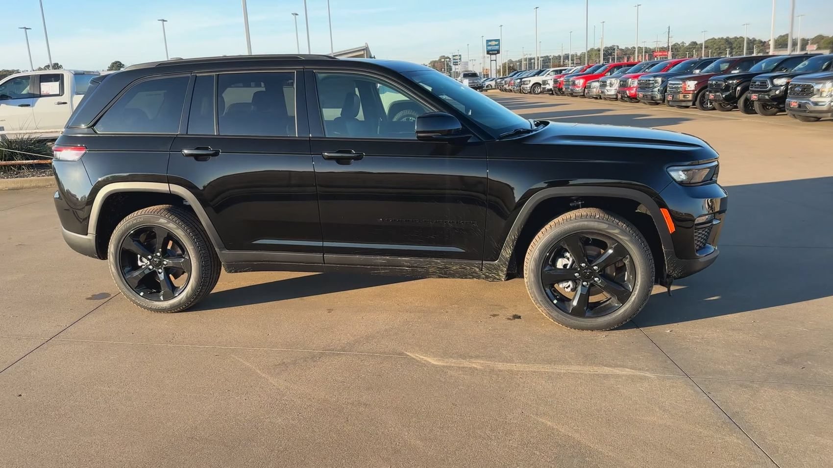 New 2025 Diamond Black Crystal Pearlcoat Jeep Limited image 2