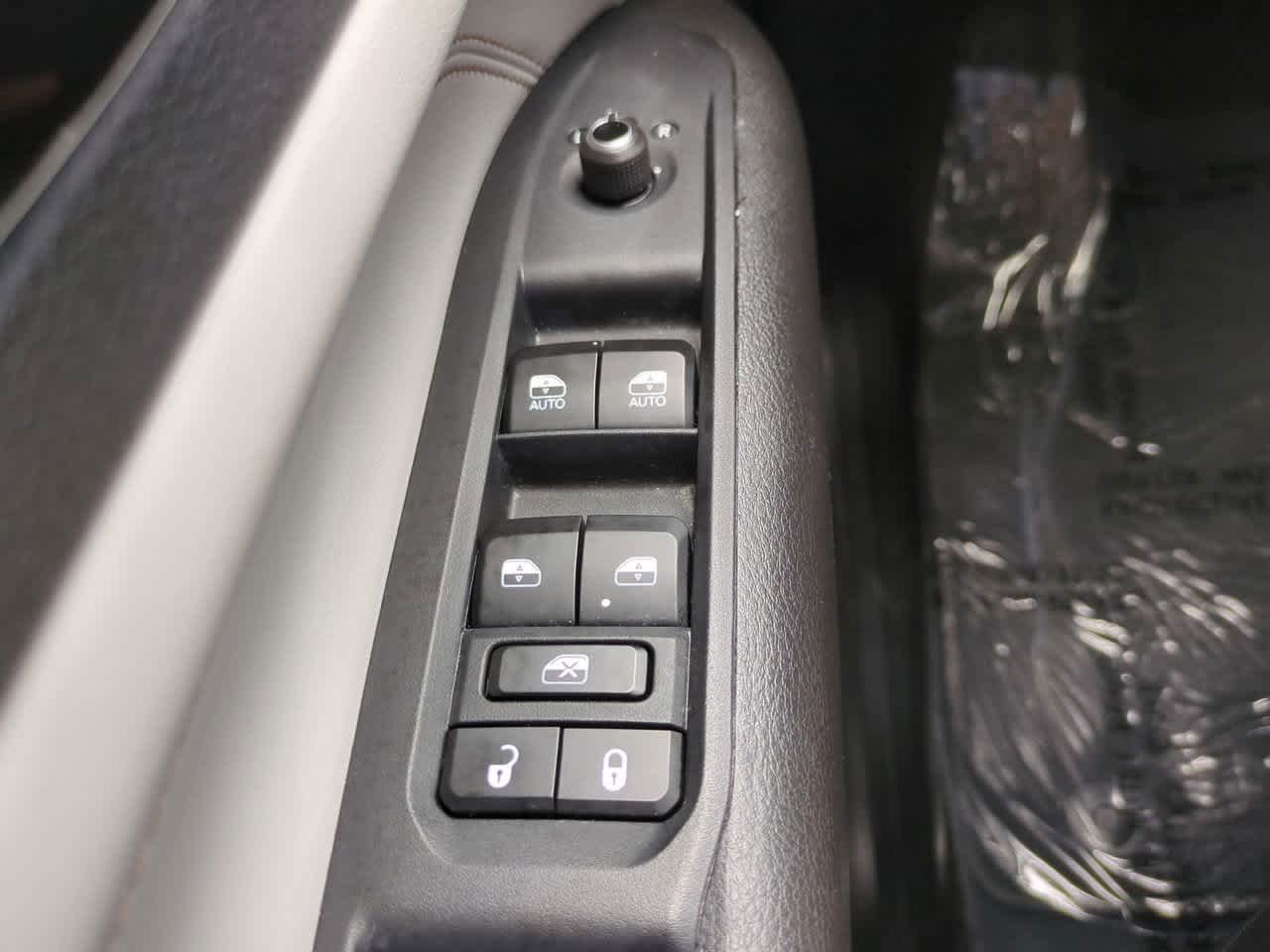 Used 2025 Diamond Black Crystal Pearlcoat Jeep Limited image 21