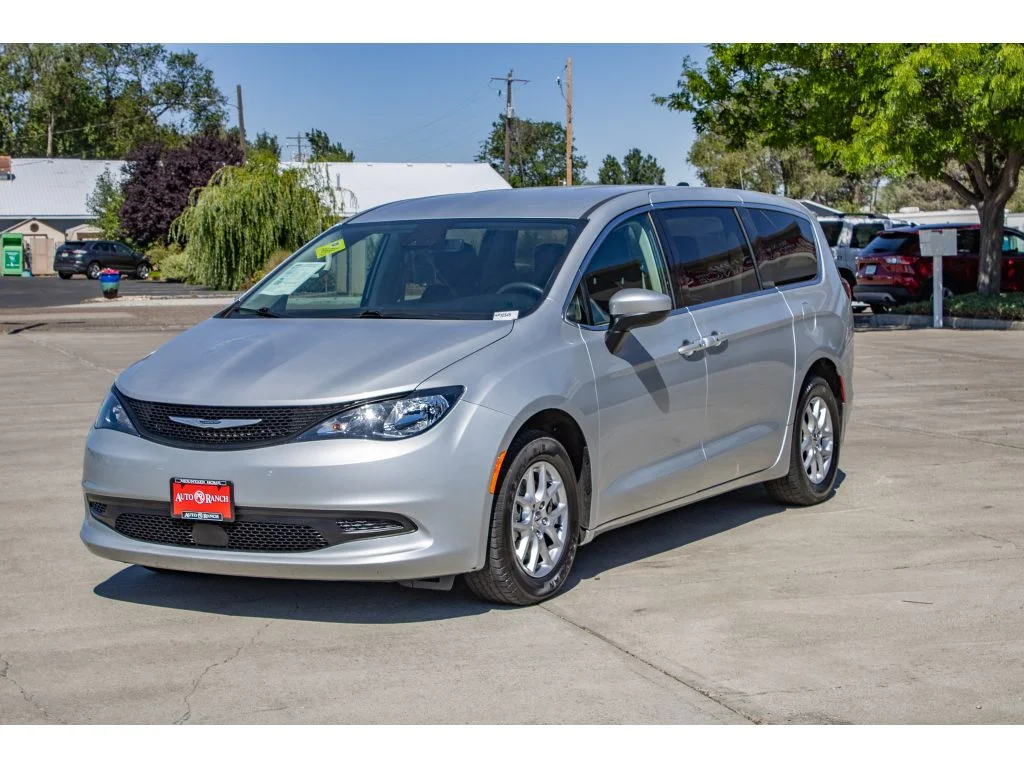 Used 2023 Silver Mist Clearcoat Chrysler LX image 4