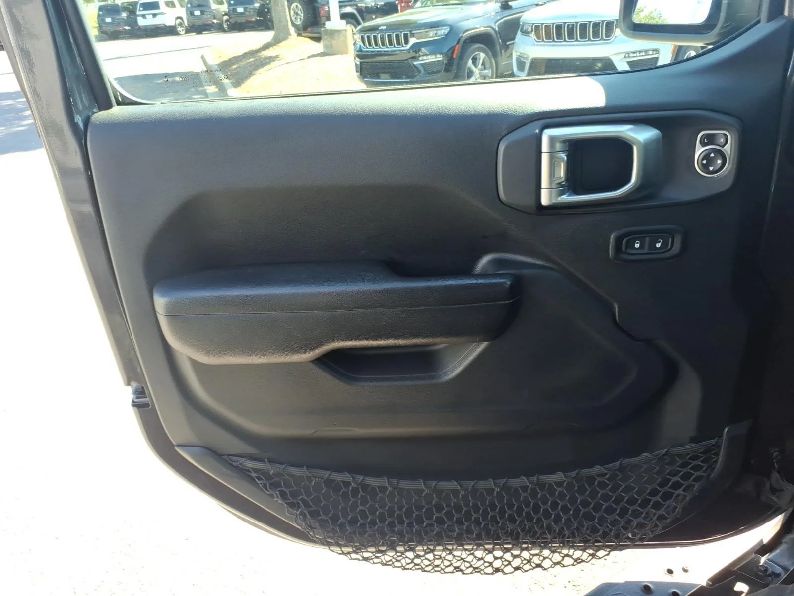 Used 2018 Granite Crystal Metallic Clearcoat Jeep Sport S image 28