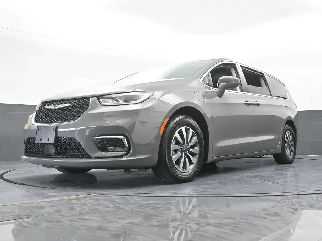 Used 2022 Ceramic Gray Clearcoat Chrysler Touring L image 59