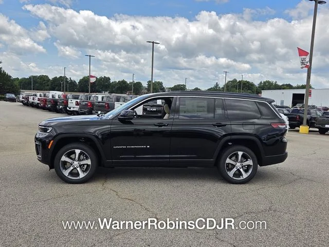 New 2026 Diamond Black Crystal Pearl-Coat Exterior Paint Jeep Limited image 4