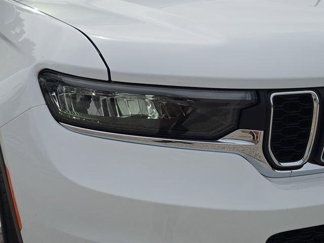 New 2026 Bright White Clear-Coat Exterior Paint Jeep Laredo image 7