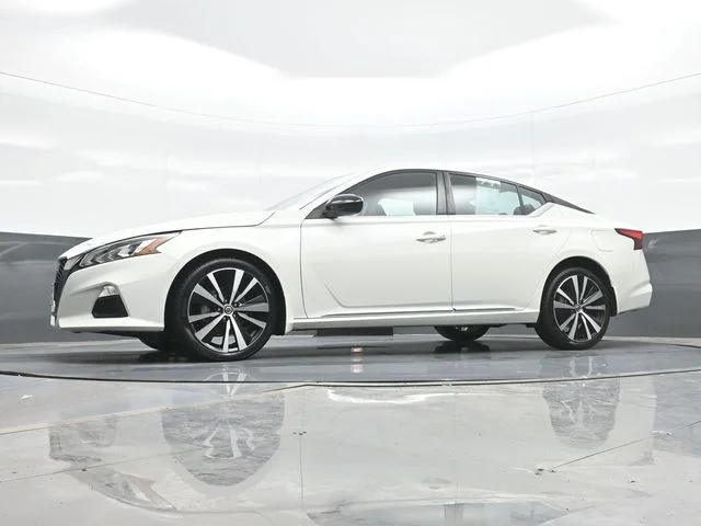 Used 2022 White Nissan 2.5 SR image 21