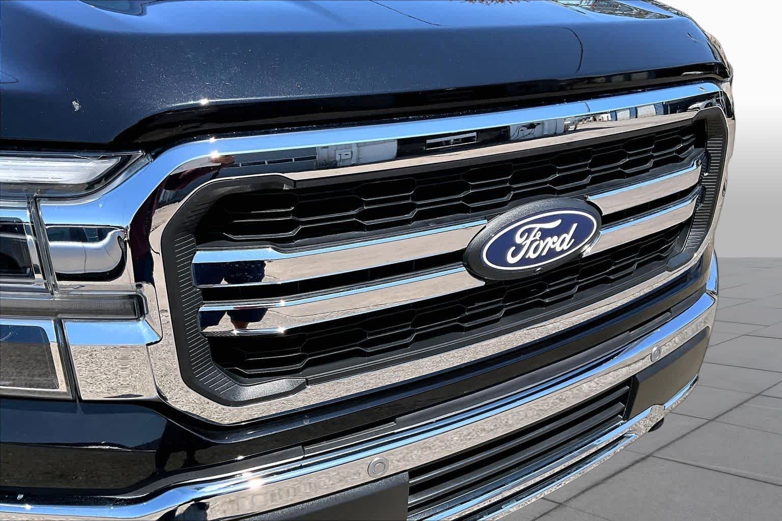 Used 2025 Agate Black Metallic Ford LARIAT image 32