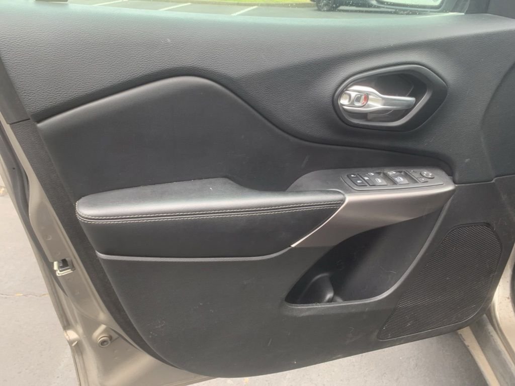 Used 2020 Light Brownstone Pearlcoat Jeep Latitude Plus image 12