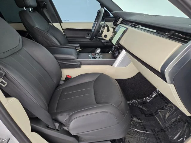 Used 2023 White Land Rover SE image 3