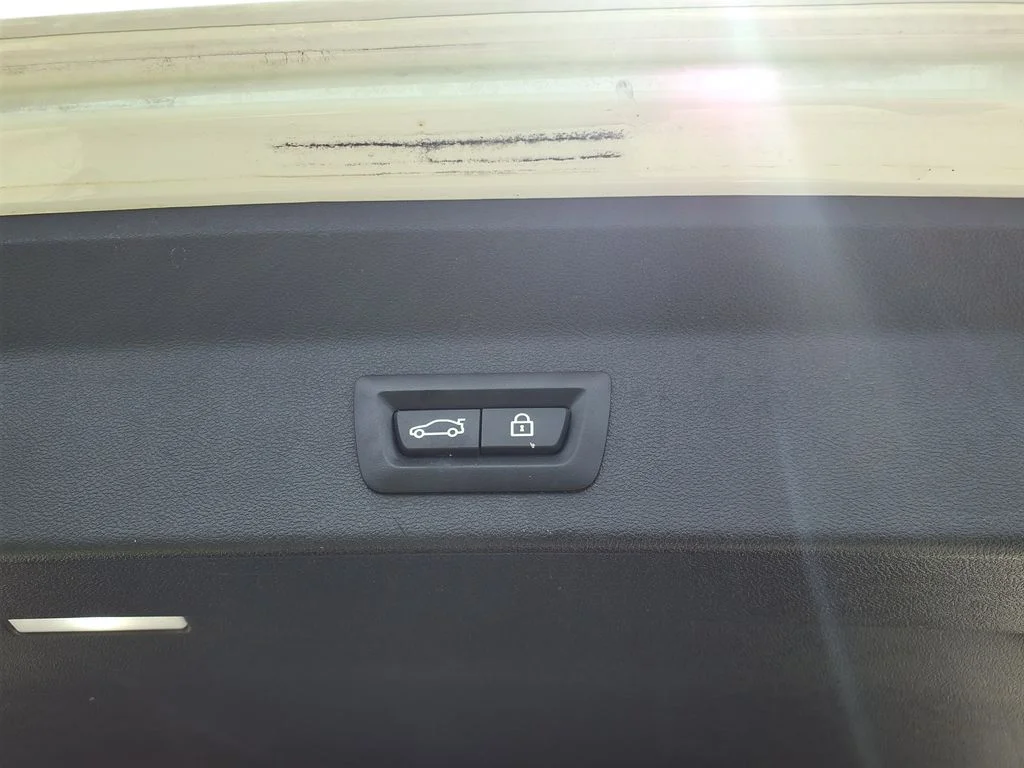 Used 2019 White BMW sDrive30i image 13