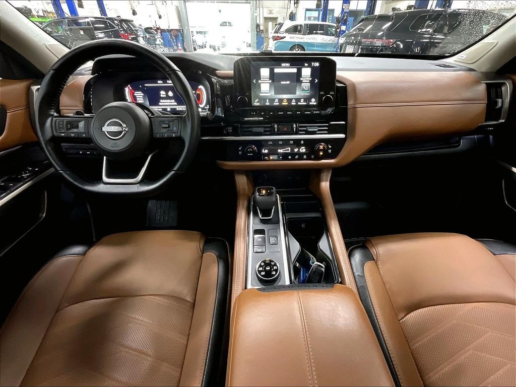 Used 2025 Everest White Pearl/Black Nissan Platinum image 22