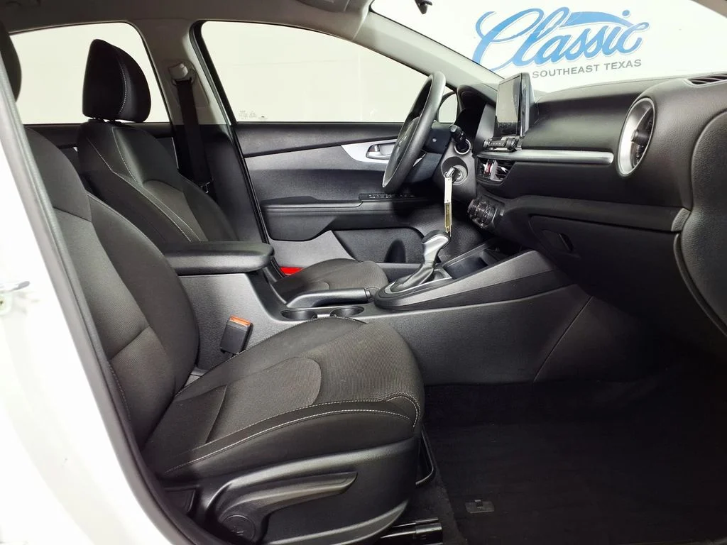 Used 2022 White Kia LXS image 13