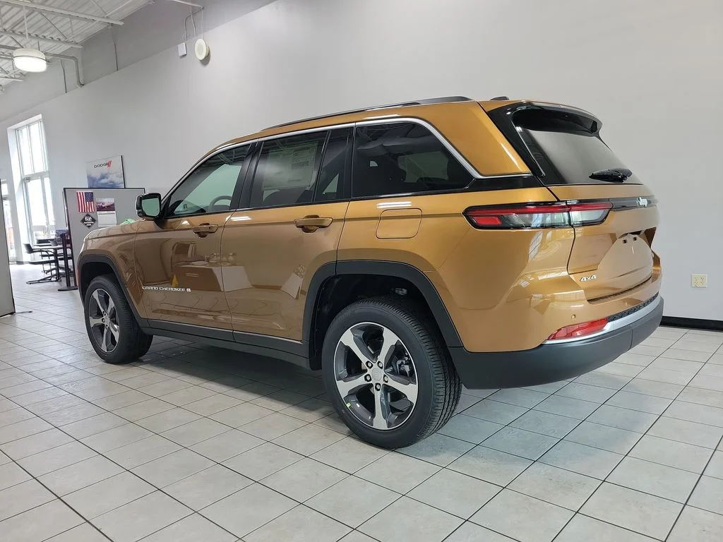 New 2026 Copper Shino Metallic Clear-Coat Exterior Paint Jeep Limited image 5
