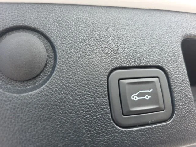 Used 2025 White Chevrolet LT image 29