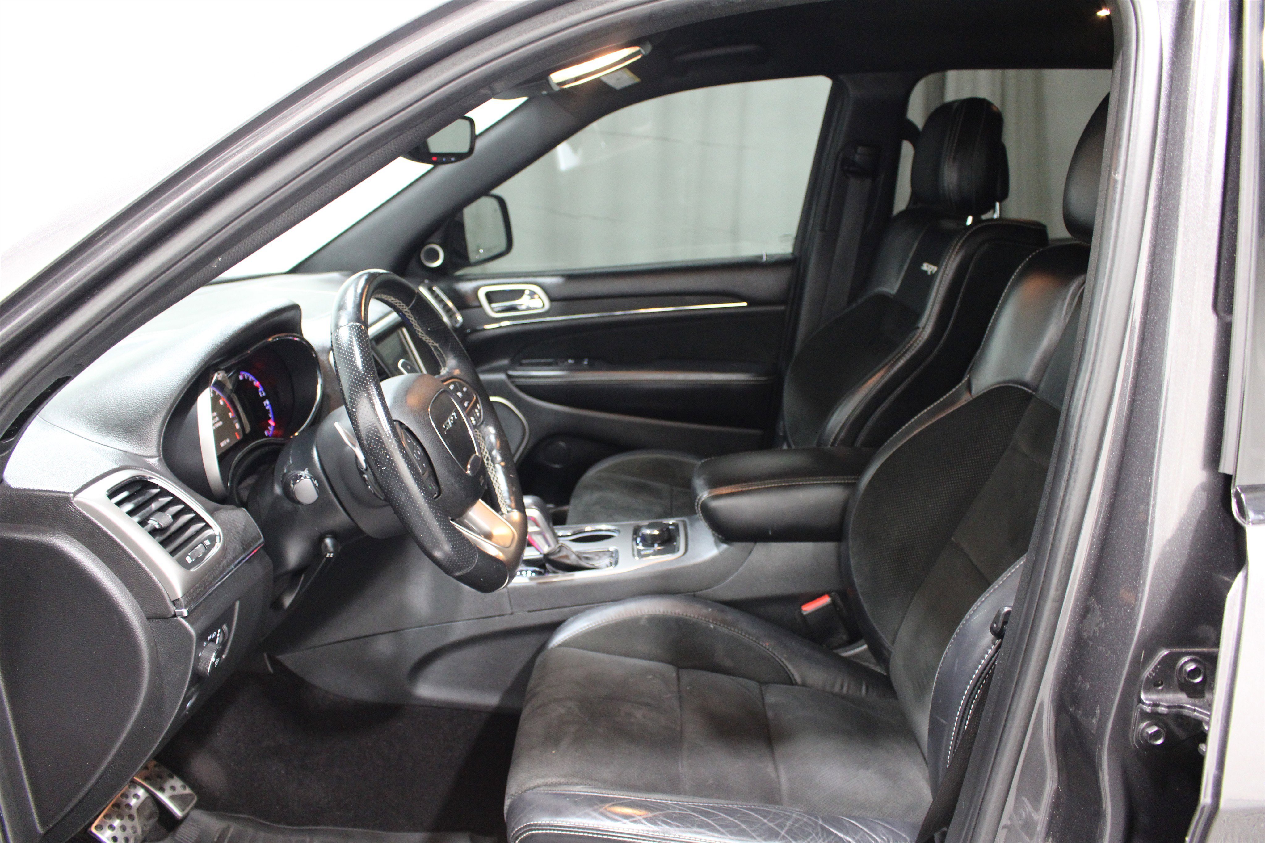 Used 2017 Granite Crystal Metallic Clearcoat Jeep SRT image 3