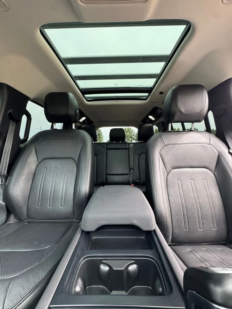 Used 2022 Santorini Black Metallic Land Rover SE image 23