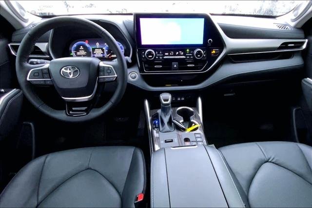 Certified Used 2025 WIND CHILL PEARL Toyota  image 15