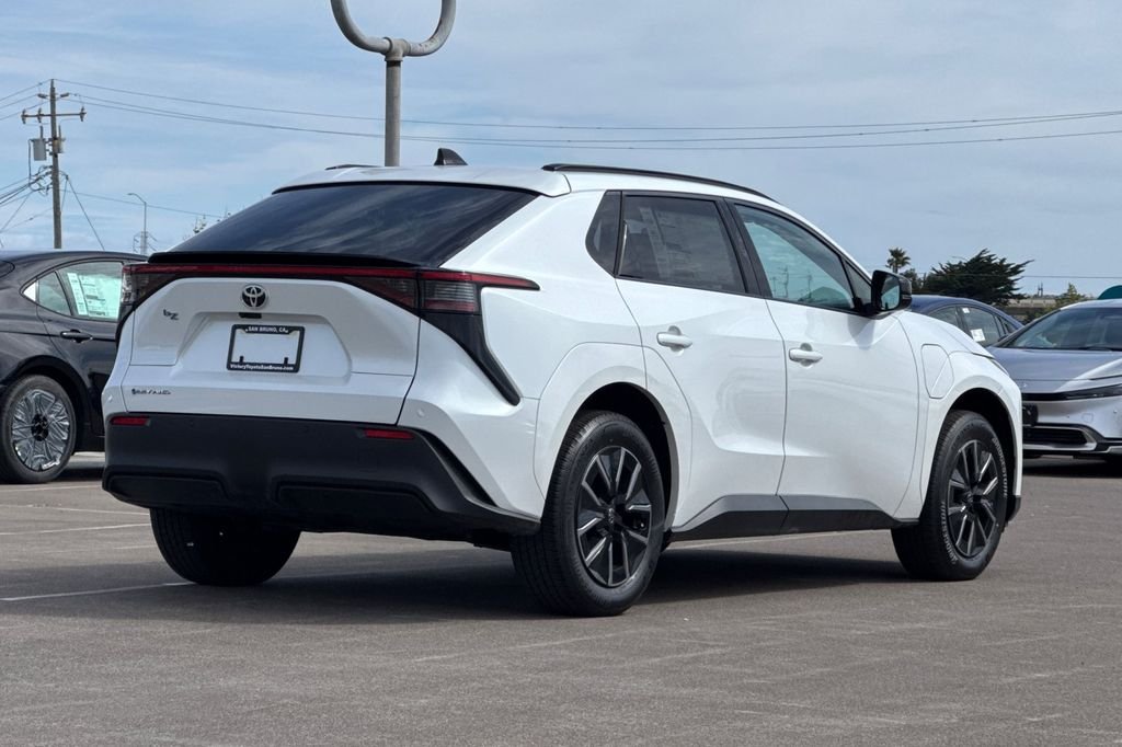 New 2026 Wind Chill Pearl <sup>1</sup> Toyota  XLE image 5
