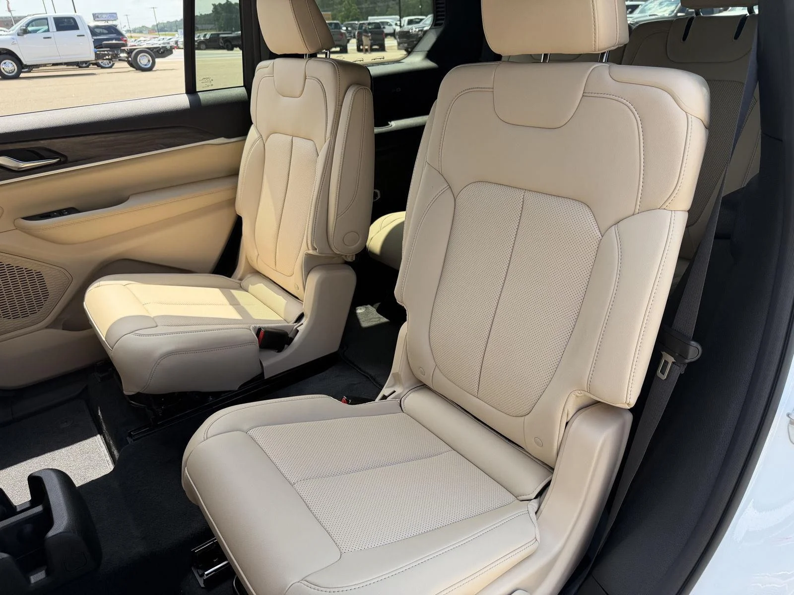 New 2026 Bright White Clear-Coat Exterior Paint Jeep Limited image 17