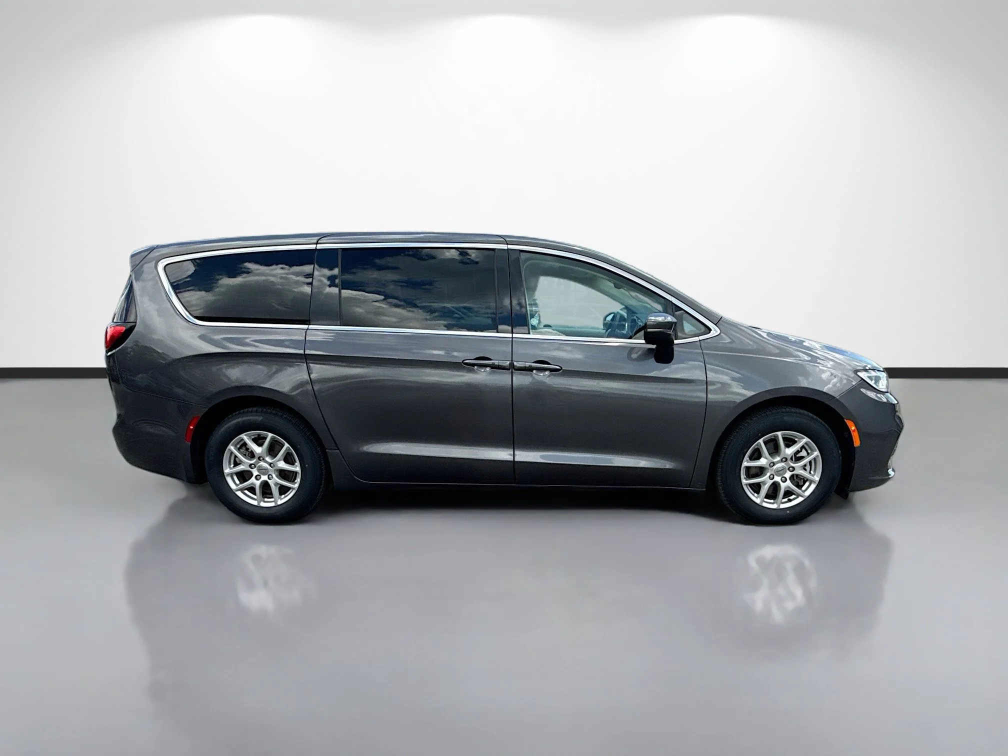 Used 2023 Granite Crystal Metallic Clearcoat Chrysler Touring L image 6