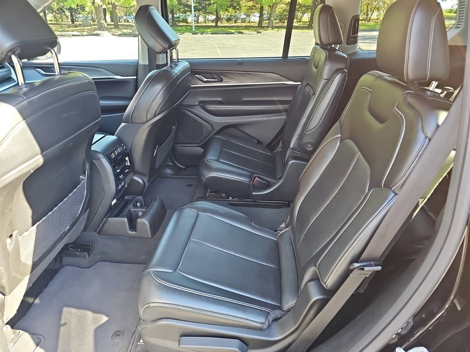Certified Used 2023 Diamond Black Crystal Pearlcoat Jeep Limited image 17