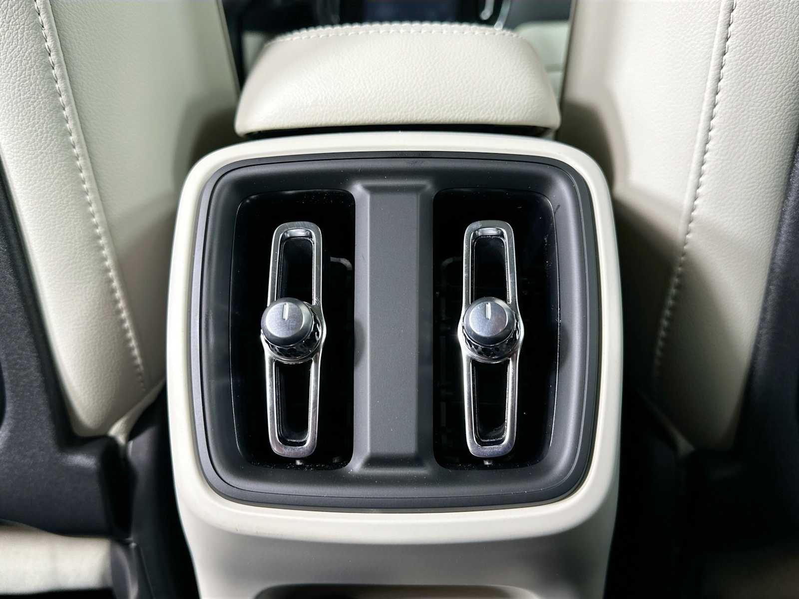 2025 Volvo XC40 Plus - Photo 21