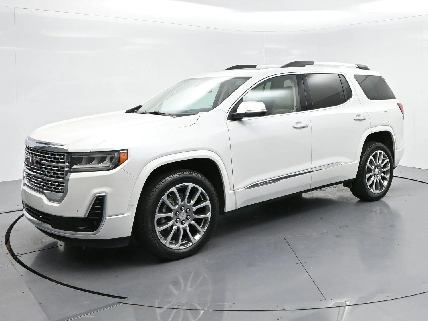Used 2023 White Frost Tricoat GMC Denali image 3