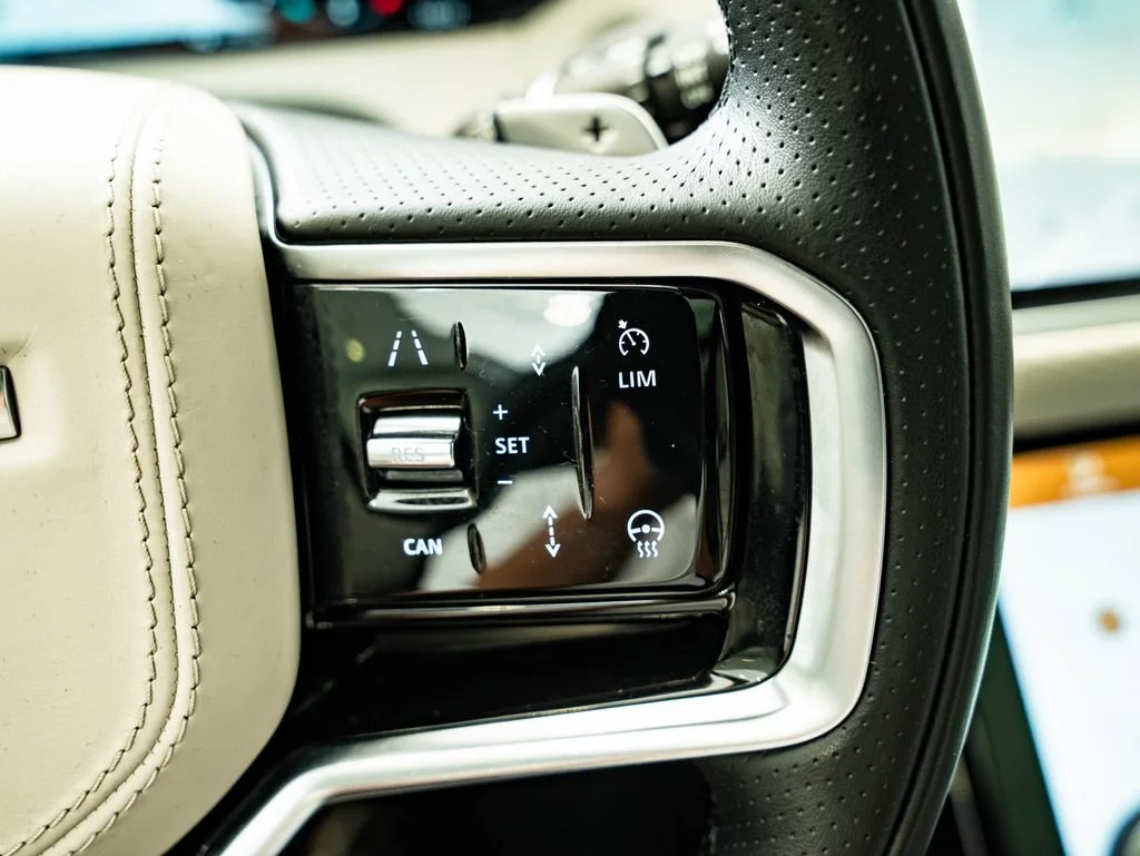 Used 2023 Fuji White Land Rover R-Dynamic S MHEV image 29