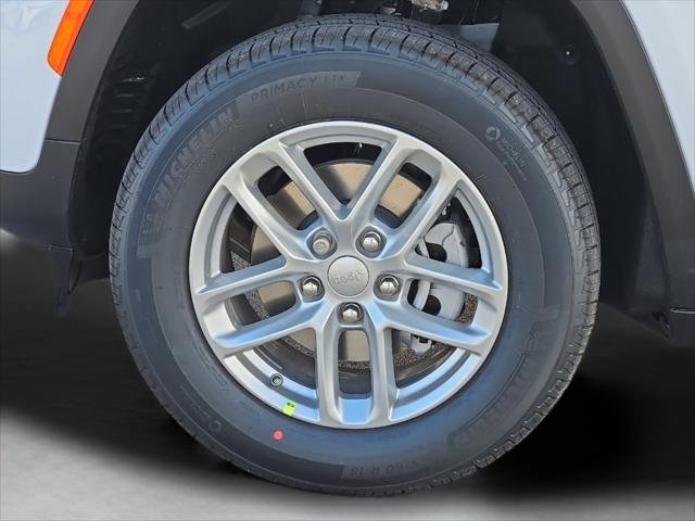 New 2025 Bright White Clear-Coat Exterior Paint Jeep Laredo X image 9