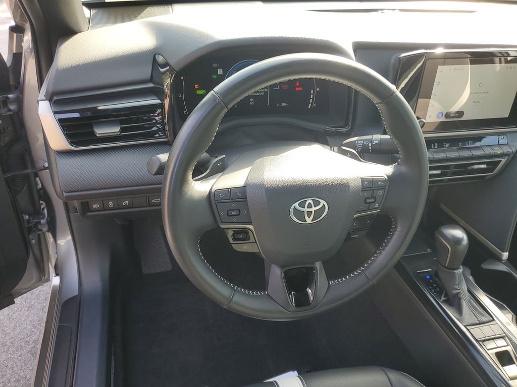 Used 2025  Toyota SE image 14
