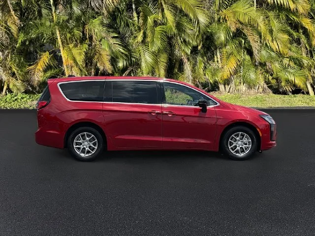 New 2027 Red Hot Pearl-Coat Paint Chrysler Select image 3