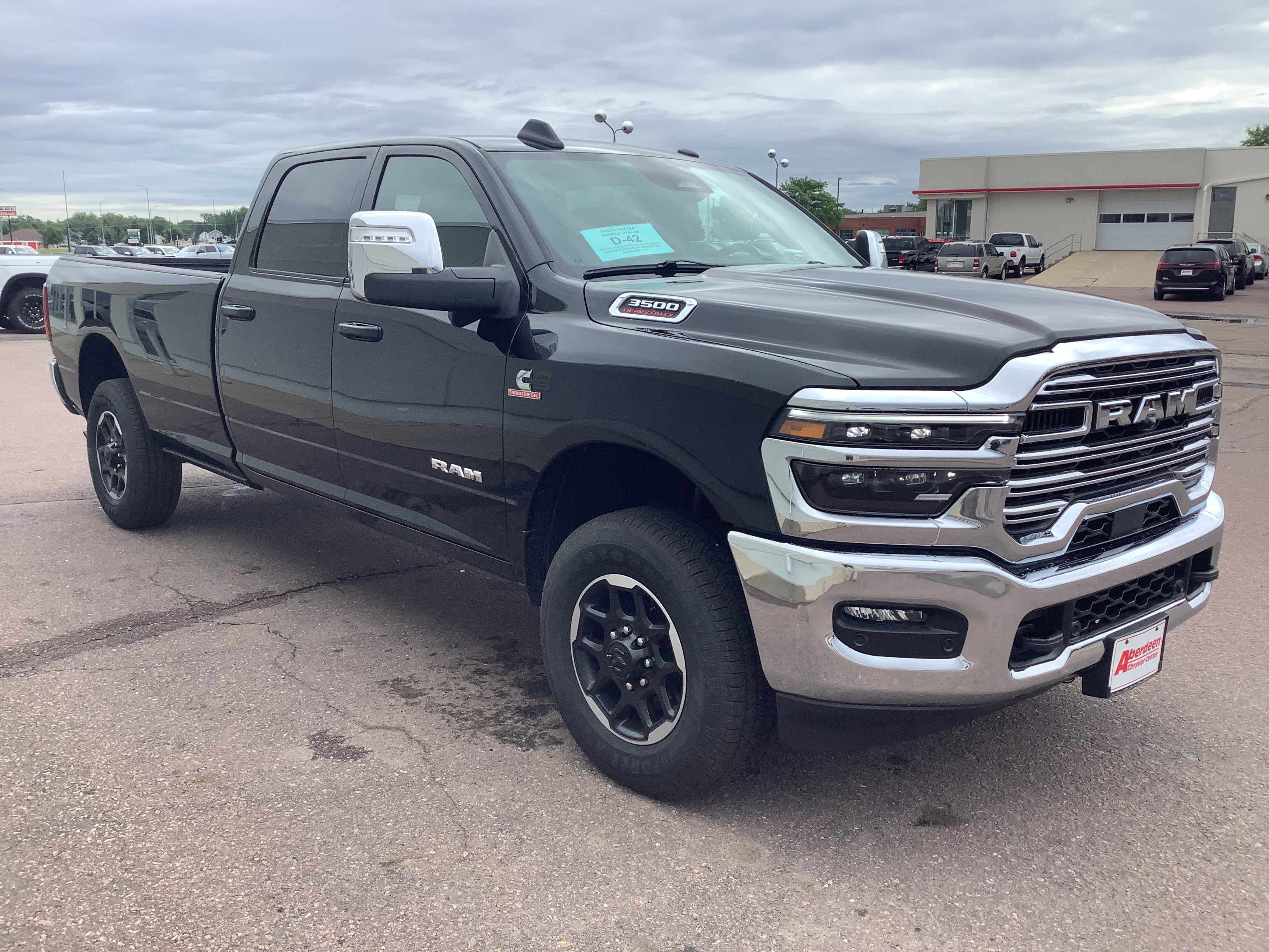 New 2026 Diamond Black Crystal Pearl-Coat Exterior Paint RAM Laramie image 4