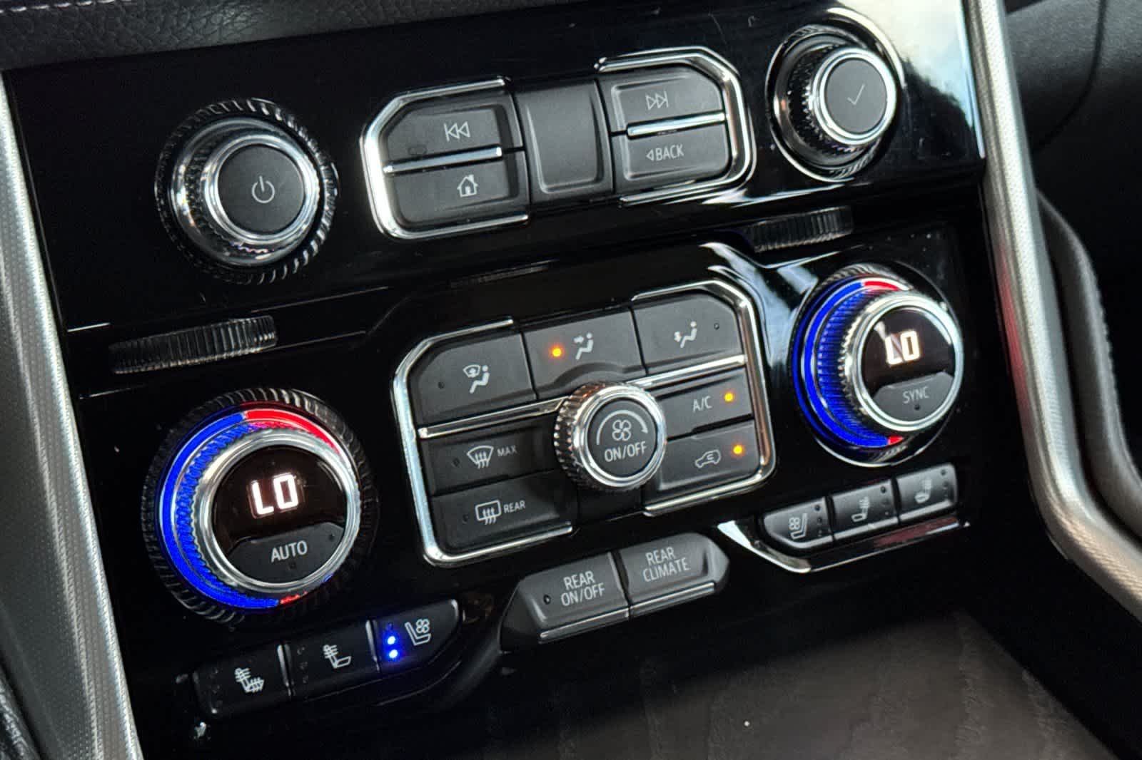 Used 2022 White Frost Tricoat GMC Denali image 25