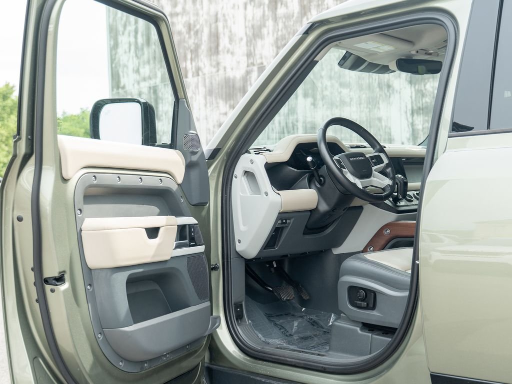 Used 2024 Green Land Rover X-Dynamic SE image 11