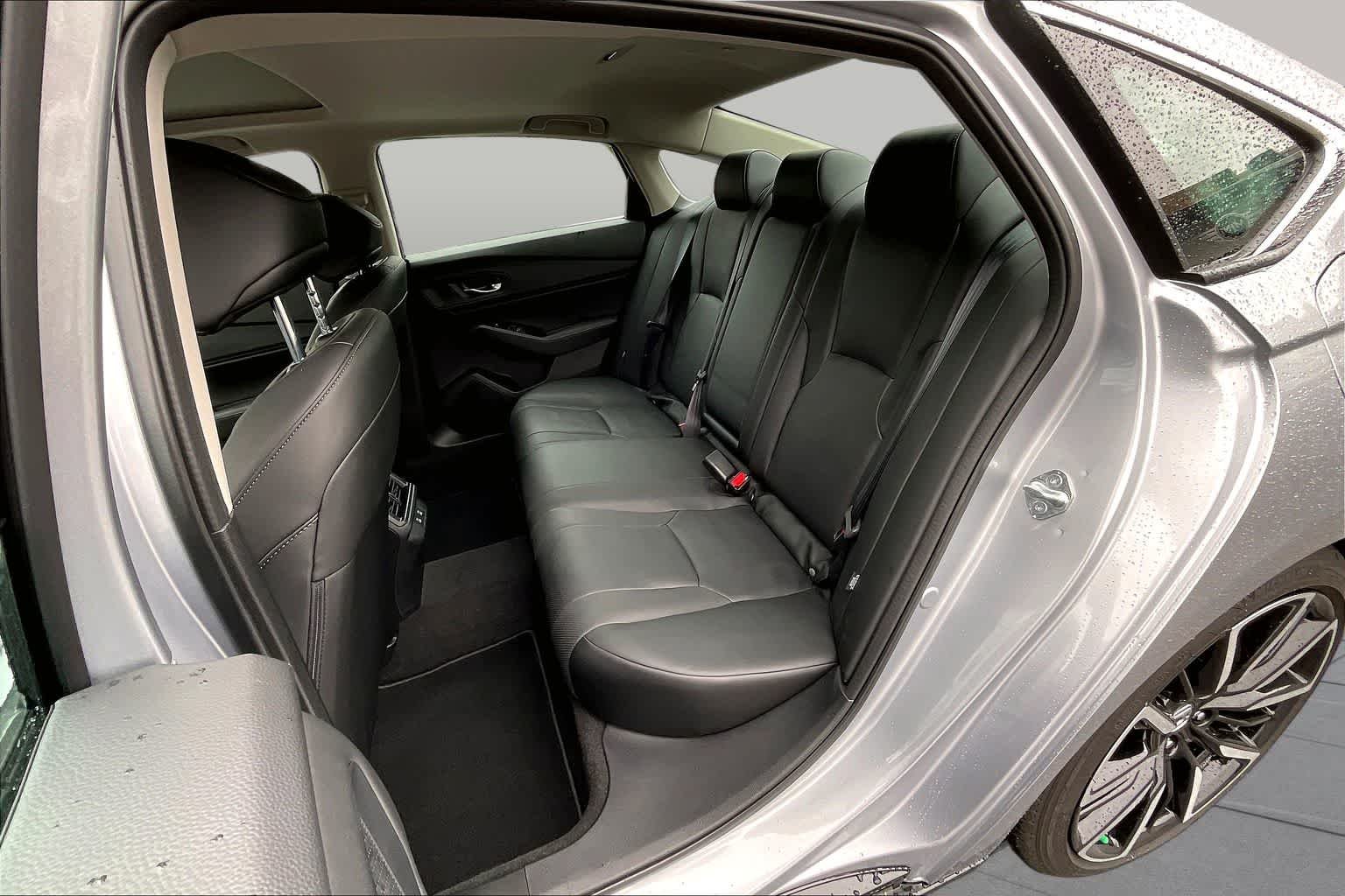 Used 2025 Solar Silver Metallic Honda Touring image 21