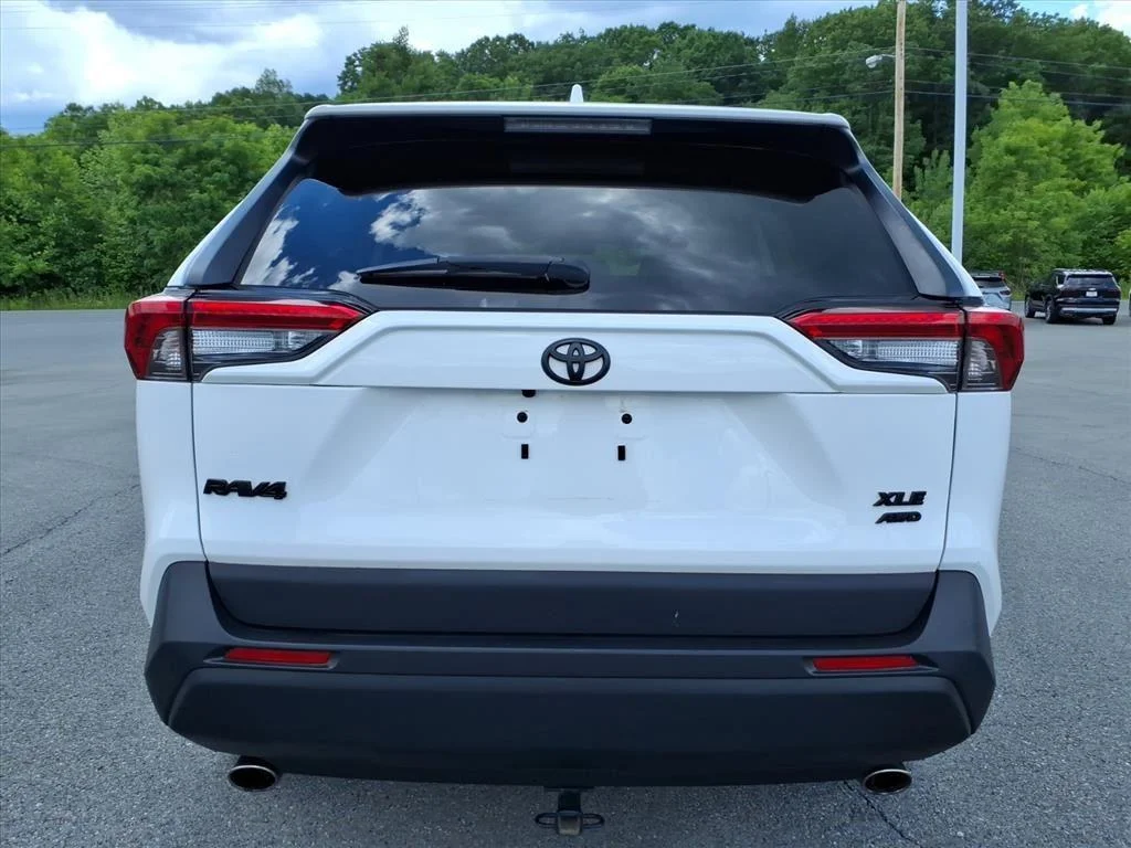 Used 2022 White Toyota XLE image 4