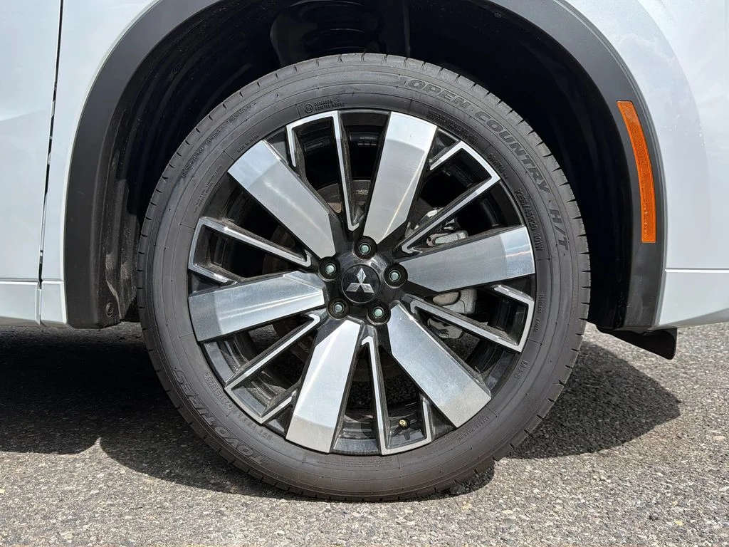 New 2026 White Diamond Mitsubishi SEL image 24